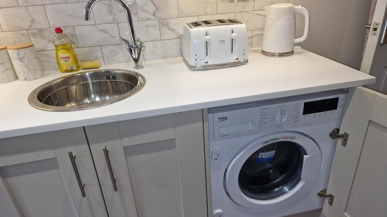 Luxury With Free Parking, Free High-speed Internet, Fully Equipped Kitchen Кардифф